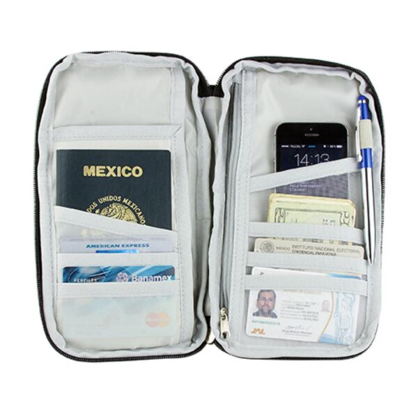 Porta Pasaporte Skana en Poliester Incluye Correa